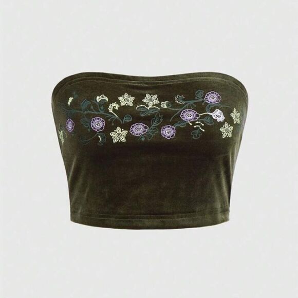 ROMWE Tops - 🔥Cropped top, with embroidery,  size Medium